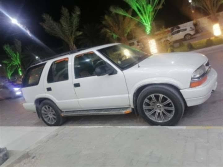 للبيع او مراوس حسب القناعه شوفرليت بلايزر موديل 95 مكينه 6 4300 مكينه كير راديتر جديده سياره بلاديه لا ضربه ولا معمره تحتاج ترتيب بسيط نقصه حداديه وباور بيه صوت فقط مكان السماوه المركز السعر 43 بيه مجال بسيط 
***********
