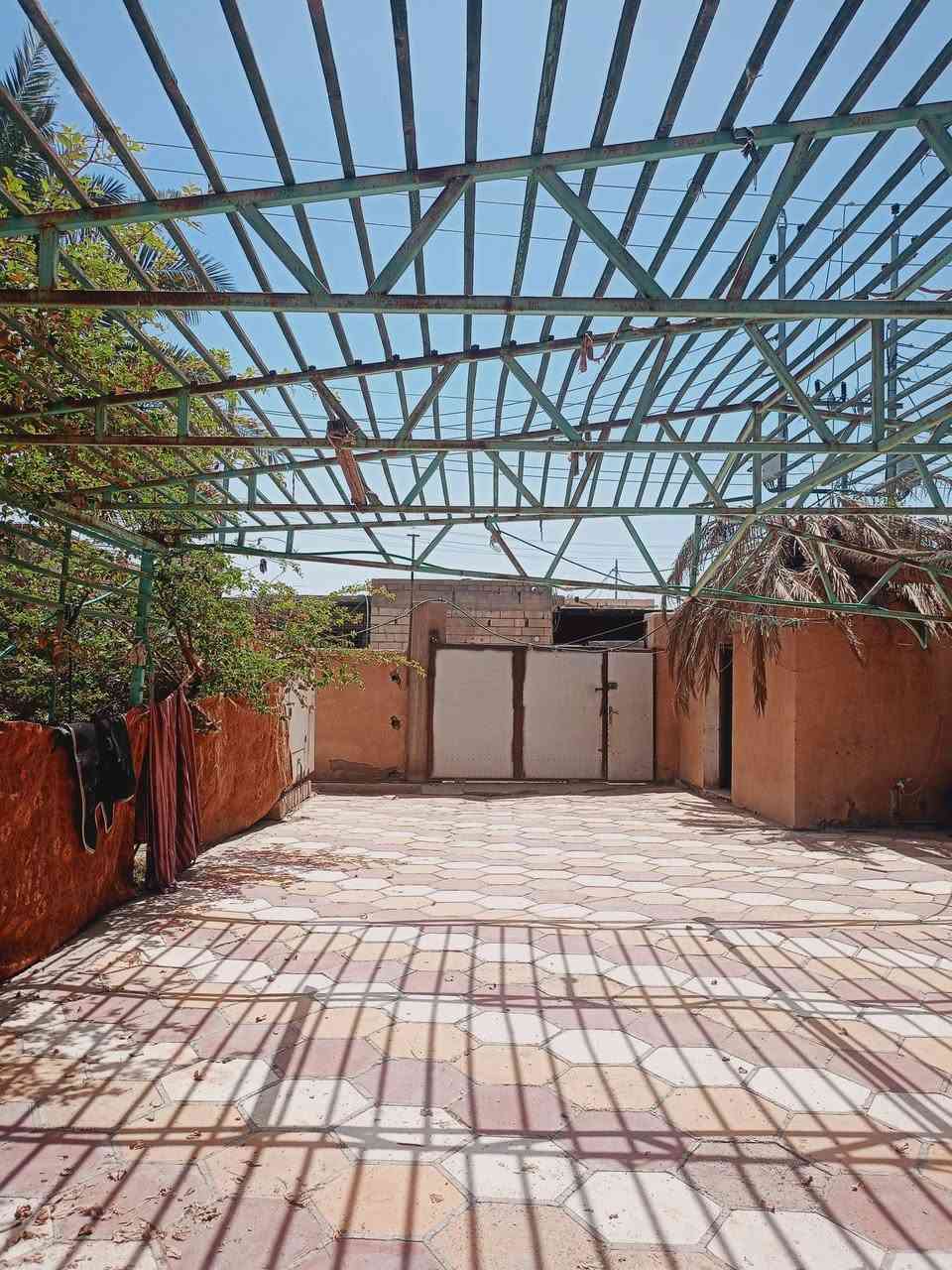 بيت للبيع قضاء المدينه منطقه الحمود مساحه 1600 طابقين سبع غرف طابق لاول 4والثاني 3 بناء قديم ومرمم طابو زراعي منطقه مجاري وتبليط وارصفه وركن  لاستفسار +9647808700575
