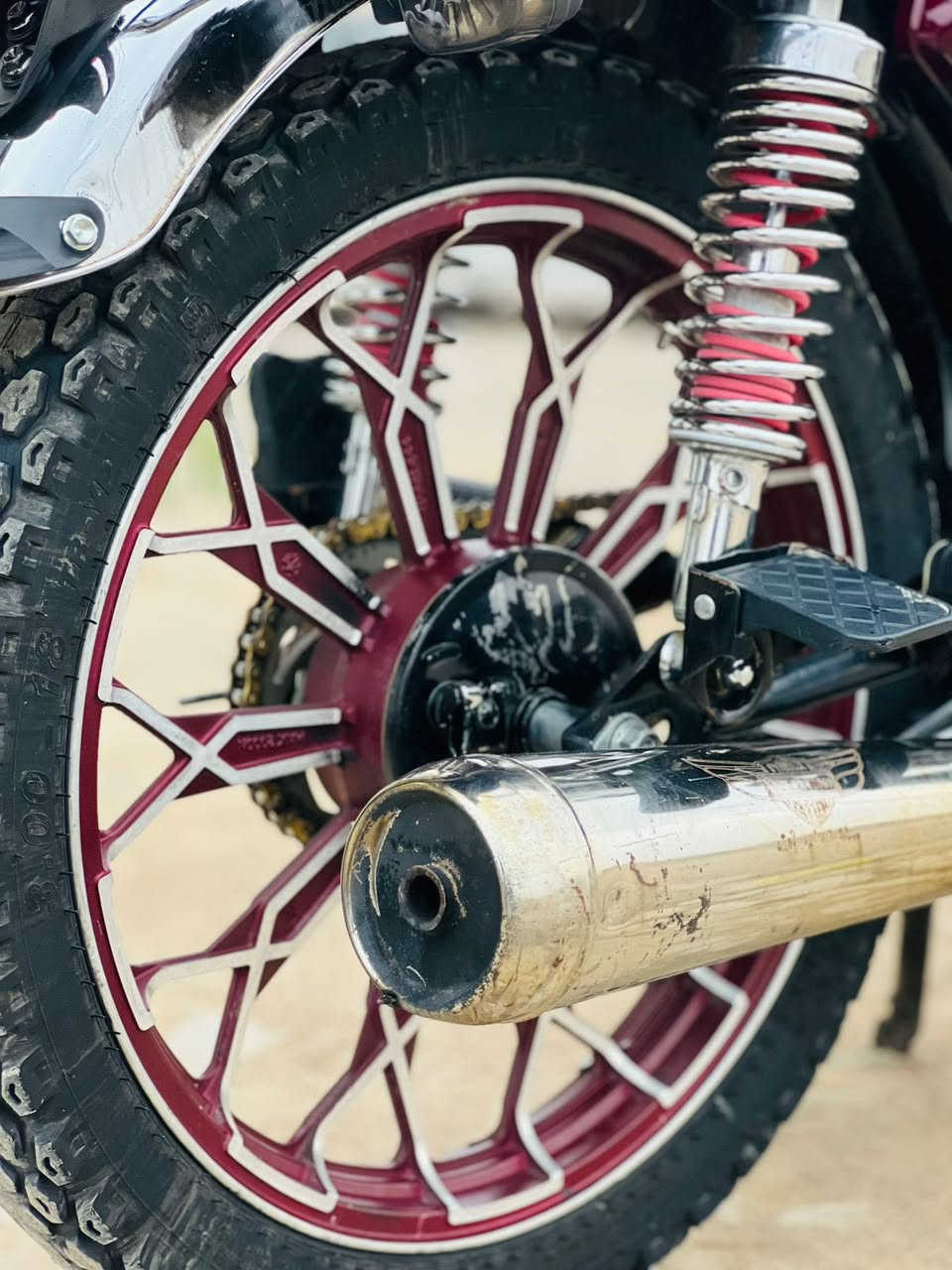 السلام عليكم للبيع دراجه سيفان 
موديل 2024 باب اول سونك محرك 200 سلف وهندر شغال 
كهربائيات كلها شغاله أشاير عالي ناصي هورن بلاجكتورات دراجه كامله مكمله وياله وتايرات بل جيس محرك شرط ولباقي شوف 👀 لعين مكان دراجه تكريت فلكه الفرسان الاتصال*********** متواجد نت
