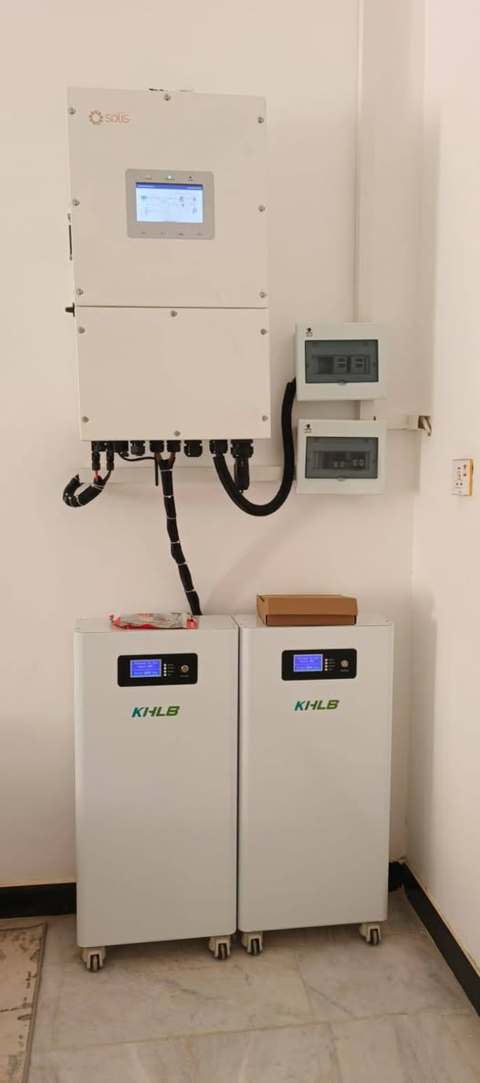 مع (توب⚡اينيرجي)...
استفاد من الشمس وودع انقطاع الكهرباء!!.. 

بفضل الله تعالى، أتمّ كادر مكتب توب اينيرجي (Top Energy) نصب وتشغيل منظومة طاقة شمسية متكاملة في محافظة صلاح الدين - تكريت - مجمع الجوهرة، لمنزل الدكتور اكرم الخزرجي.

🛠️ تفاصيل المنظومة:
تم اختيار المكونات بعناية فائقة لضمان أعلى كفاءة وأطول عمر افتراضي:

الألواح الشمسية: 14 لوح من ماركة فيلادلفيا (Philadelphia) العالمية بقدرة 620 واط للوح الواحد (كفاءة استثنائية حتى في أصعب الظروف الجوية).

🛡️ الضمان: 15 سنة.

البطارية: منظومة خزن ليثيوم متطورة بسعة 17 كيلو واط، لتوفير تيار مستقر ومستمر طوال الليل.

🛡️ الضمان: 5 سنوات.

القلب النابض: جهاز انفيرتر سوليس (Solis) العملاق 💪🏻 بحجم 14 كيلو واط، المعروف بقدرته العالية على تحمل الأحمال الثقيلة واستقرار الأداء.

🛡️ الضمان: 3 سنوات.

📍 أين تجدوننا؟
مكتب توب اينيرجي لخدمات الطاقة الشمسية
العنوان: تكريت - شارع الأطباء - قرب تجهيزات الوديد الطبية.

للاستفسار يرجى مراسلة الصفحة.

أو الاتصال على الارقام:

م. عامر البشير
‏‪+9647807858524‬‏
م. بلال طالب
***********

توب اينيرجي.. استثمارك المضمون في طاقة المستقبل.
