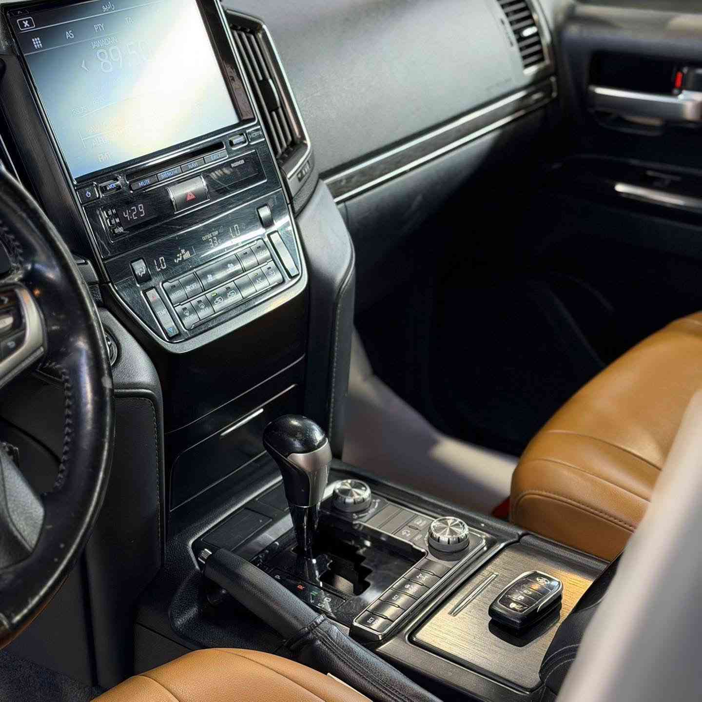 Toyota Land Cruiser
القوة والفخامة بهيبة اللاندكروزر الأصلي 
لاندكروزر فطيم اصل
كراسي كهرباء ثلاث حركات 
(8) ايرباك تنته شومان

✔️ محرك V8 4600 الجبار
✔️ ماشية 83,000 كم
✔️ داخل قرميدي فاخر 
✔️ أداء قوي واعتمادية تويوتا المعروفة

راحة وفخامة مع قوة تتحمل كل الطرق والرحلات

📞 للحجز والاستفسار:
0771457010
السعر  53.000 $


**إذا كنت صاحب هذا الإعلان وتريد حذفه لأي سبب، رجاءا أرسل رسالة إلى الدعم الفني**