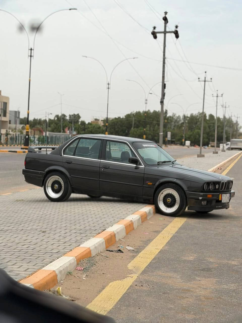 مديل ١٩٩٠
مصبوغه عام 
مكينه سته مفتوح  
داخله جلد 
سياره ريضيه كزوز 
رقم بغداد مشروع وطني
***********
