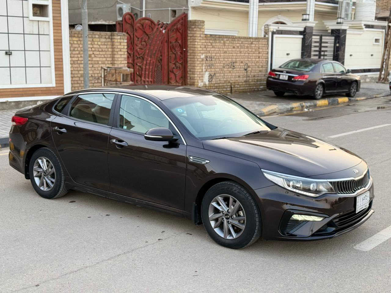 السلام عليكم كيا اوبتما خليجي موديل 2019 خليجي محرك 2000 دوش كفاله عامه لا ضربه ولا صبغ ولا بارد لونهة كرزي كرزي
مكينه 2000 دوش ممفتوح بيهة برغي ع الشركة 
سيارة جديدة جدا تخم تاير حداديه شرط الفحص ماشيه 123 الف كم 
السيارة ع وضع الشركة مناقصهة اي شي 
حساس امامي خلفي شفتات ستيرن 
لد امامي باقي المواصفات المعروفه 
السعر 180 مكاني واسط قضاء الحي تحويل مباشر 
***********
***********
