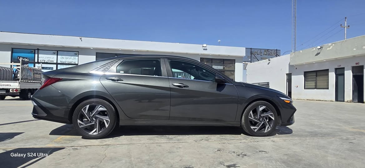 النترا  ٢٤ لمتدد
تبديل جاملغ و بنيد نفس اللون 

شوي بارد بالجاملغ  جوه قبل بانزين

بدون اي دواخل او لغد .

الإيرباكات كله سليم 

مكان واسط كوت 

***********
