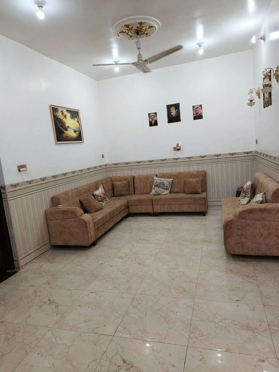 بيت للبيع م200 المسيب حي الاطباء يتكون من 3غرف نوم
استقبال +مطبخ+صالة چبيرة +صحيات داخلية وخارجية+ترك خلفي.+حديقه داخليه وخارجية مساحته واسعه.البناء درجى اولى يطل البيت ع شارع عرض15م قريب ع شارع بغداد كربلاء  وقريب ع مدرستين ومنهن المدرسة الصينية السعر150مليون وبي مجال
الاستفسار ***********
