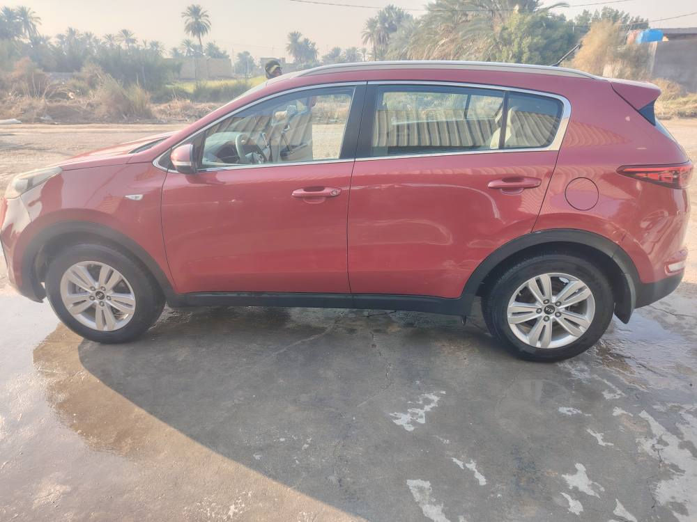 السلام عليكم   ***********
كيا سبورتج 2017 خليجي 
مواصفاتها معروفة 
تحكمات قطعتين تبريد مكينة 2000 دوش لد بالمري بنيد تبديل وجاملغ صبغ بدون داخل بدون ايرباك
السيارة كلش نظيفة  جاهزة من جميع النواحي مكينة. وكير حدادية تبريد تخم تاير 
السعر 155 وبيه مجال ترهم اقصاد اذا يبقة قليل منه مكاني سماوة رميثة حمزة, القادسية
