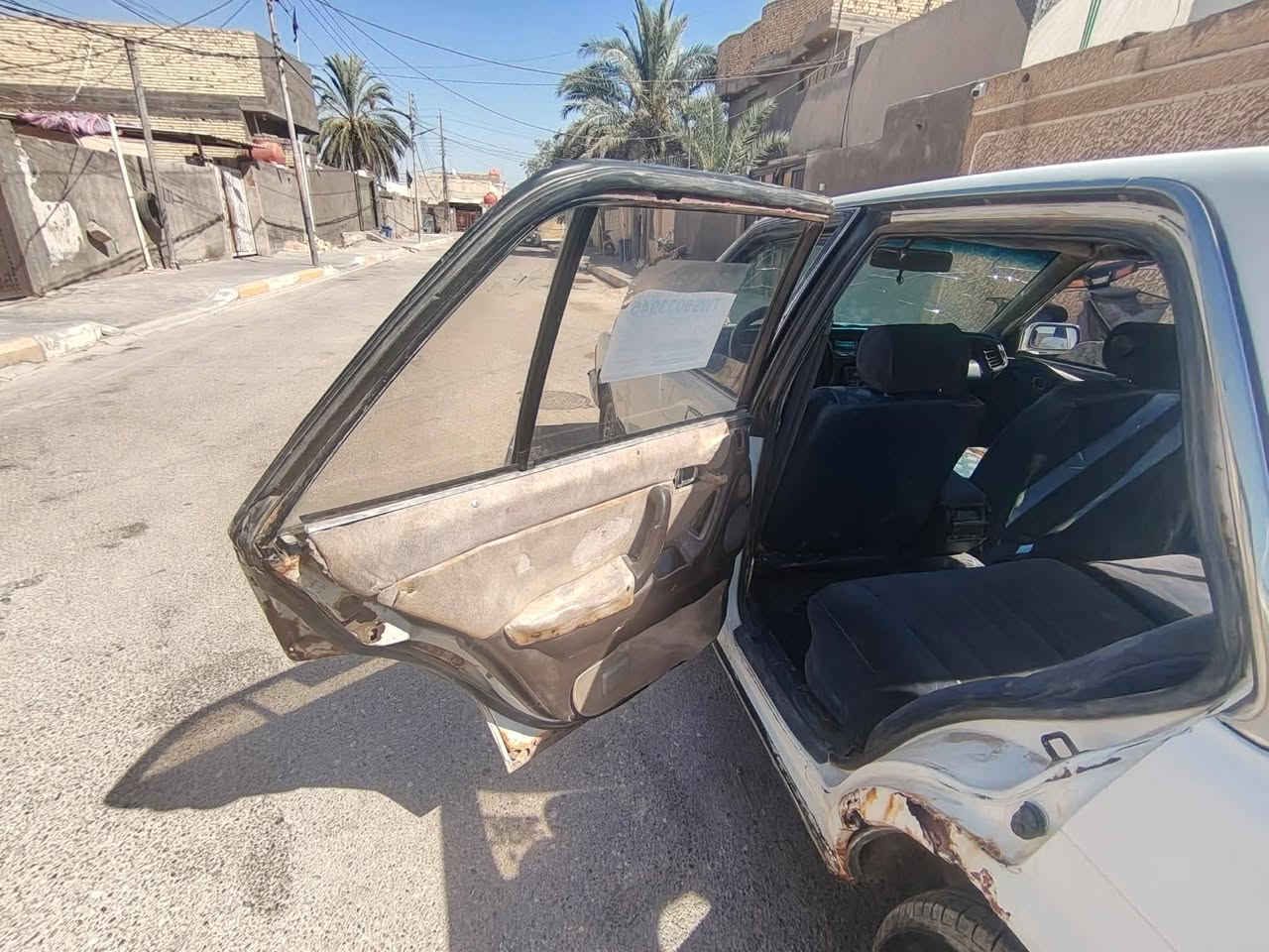 سيدان للبيع مكينه وكير شرط حداديه أمامي وخلفي حلوه والباقي شوف العين السعر 25 وبيها مجال مكان السياره سماوه رميثه ***********
