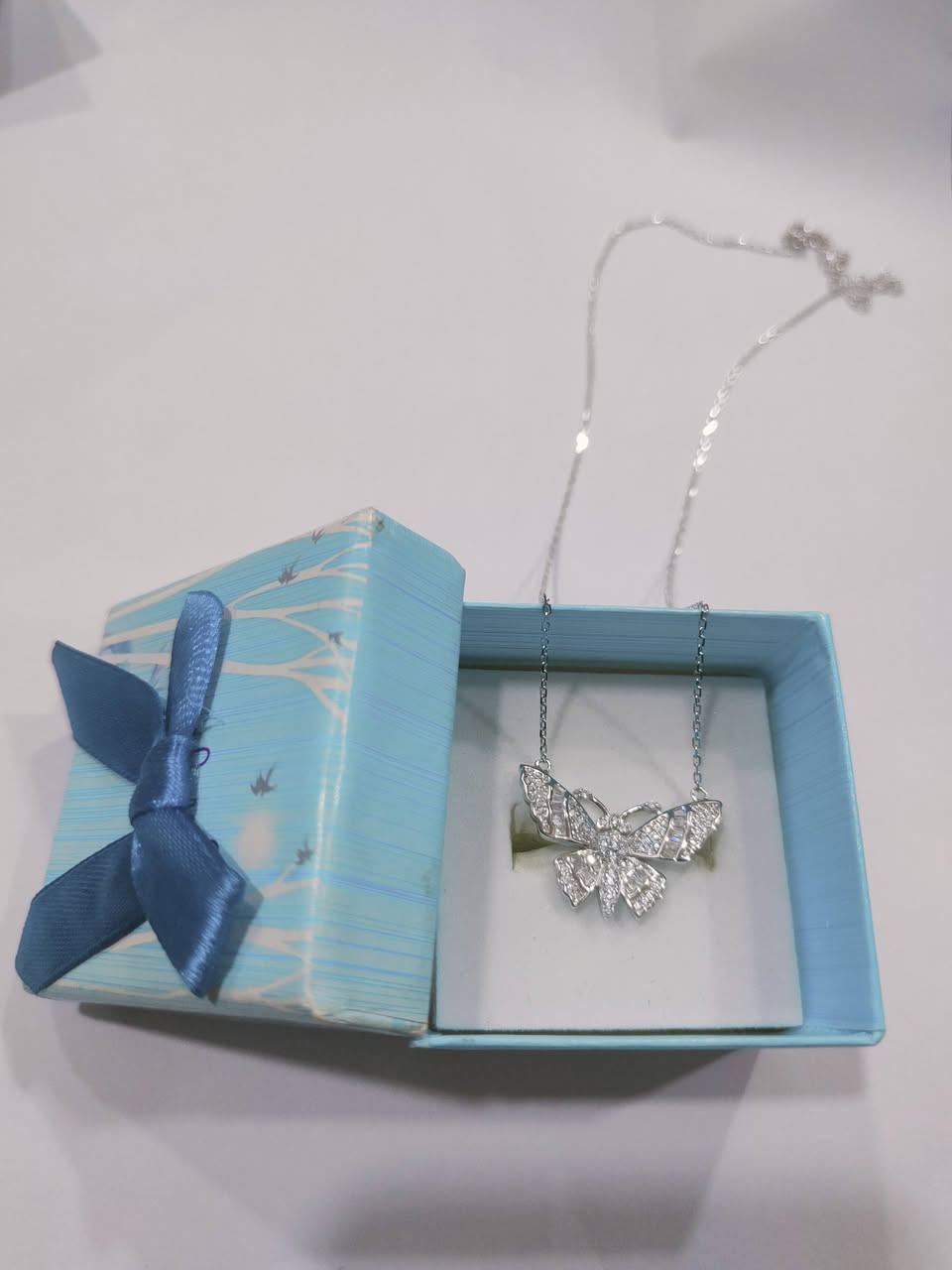 قلادة فضة عيار 925
للطلب والاستفسار يرجى مراسلة الصفحة 
يوجد لدينا خدمة توصيل بهرز مجاني


**إذا كنت صاحب هذا الإعلان وتريد حذفه لأي سبب، رجاءا أرسل رسالة إلى الدعم الفني**