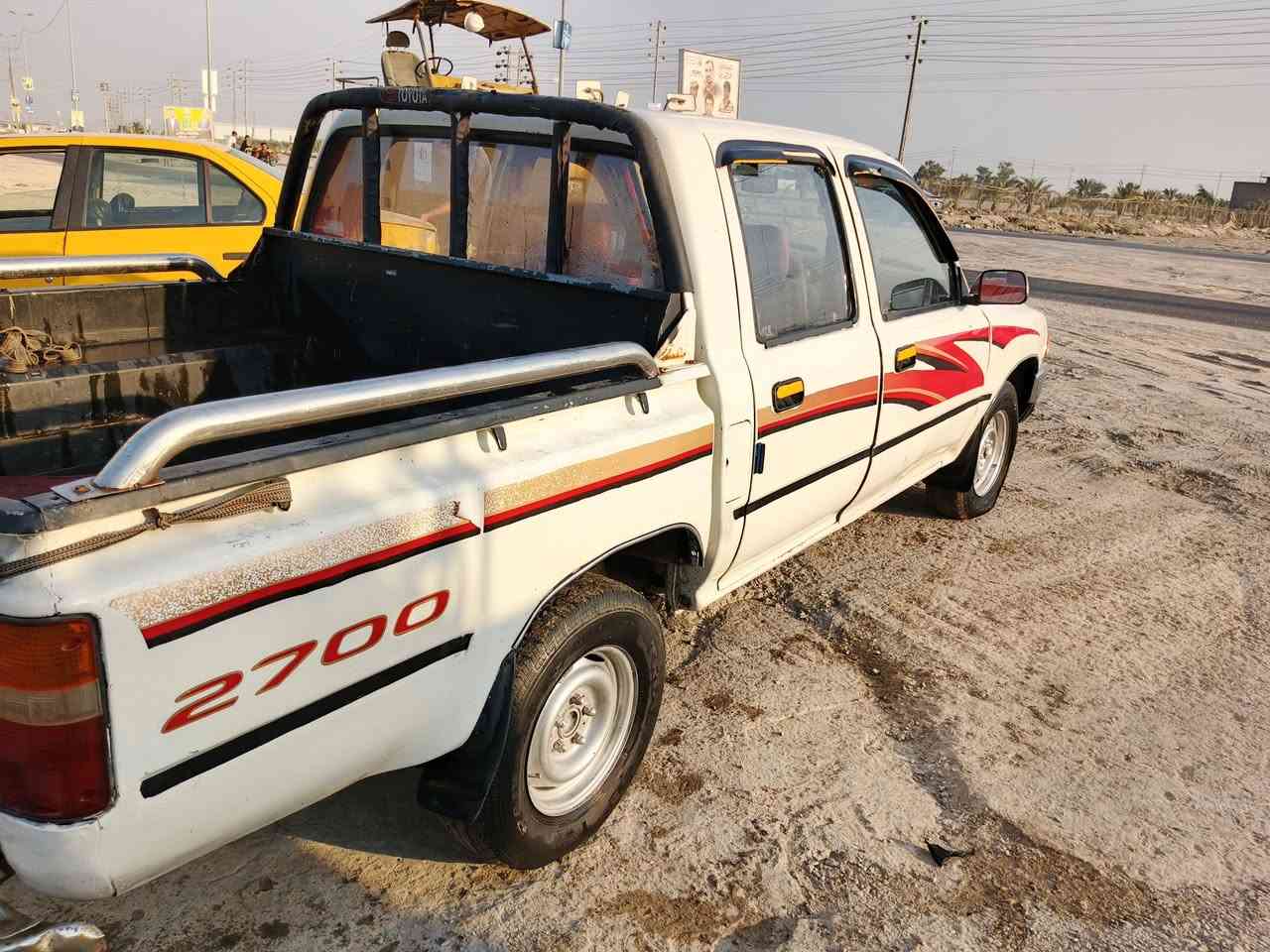 السلام عليكم اخوان رحمه الوالديكم الي مايشتري لا يكلي أنه اجيك ويجذب عالناس  سياره  للبيع تويوتا موديل 2000السنويه لغايه 2030 باسمي   مصبوغه عام مكفوله كير محرك اكسن  شاصي   السعر 63وبيهه مجال قليل العنوان البصره المدينه الهوير الرقم ***********
