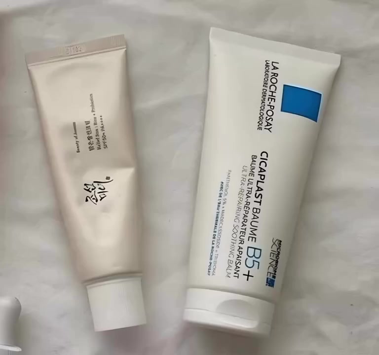 عـرض للبشـرة الجافة والحساسة
لعلاج الحبوب والتحسس والاحمرار + حماية 🦢⋆ᥫ᭡⋆🫧

1️⃣ La Roche-Posay Cicaplast Baume B5+
كريم علاجي يرطب بعمق ويعالج التهيج والجفاف، مناسب حتى للبشرة الحساسة.
2️⃣ Beauty of Joseon Relief Sun SPF50 🌞
واقي شمس كوري خفيف، بدون طبقة بيضاء، يحمي ويرطب البشرة.


**إذا كنت صاحب هذا الإعلان وتريد حذفه لأي سبب، رجاءا أرسل رسالة إلى الدعم الفني**