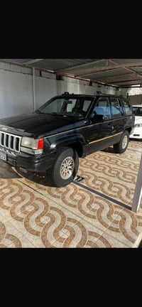 جيب شيروكي موديل ١٩٩٣    رقم ديالى الانكليزي بدون حادث مصبوغه جماليه ك...