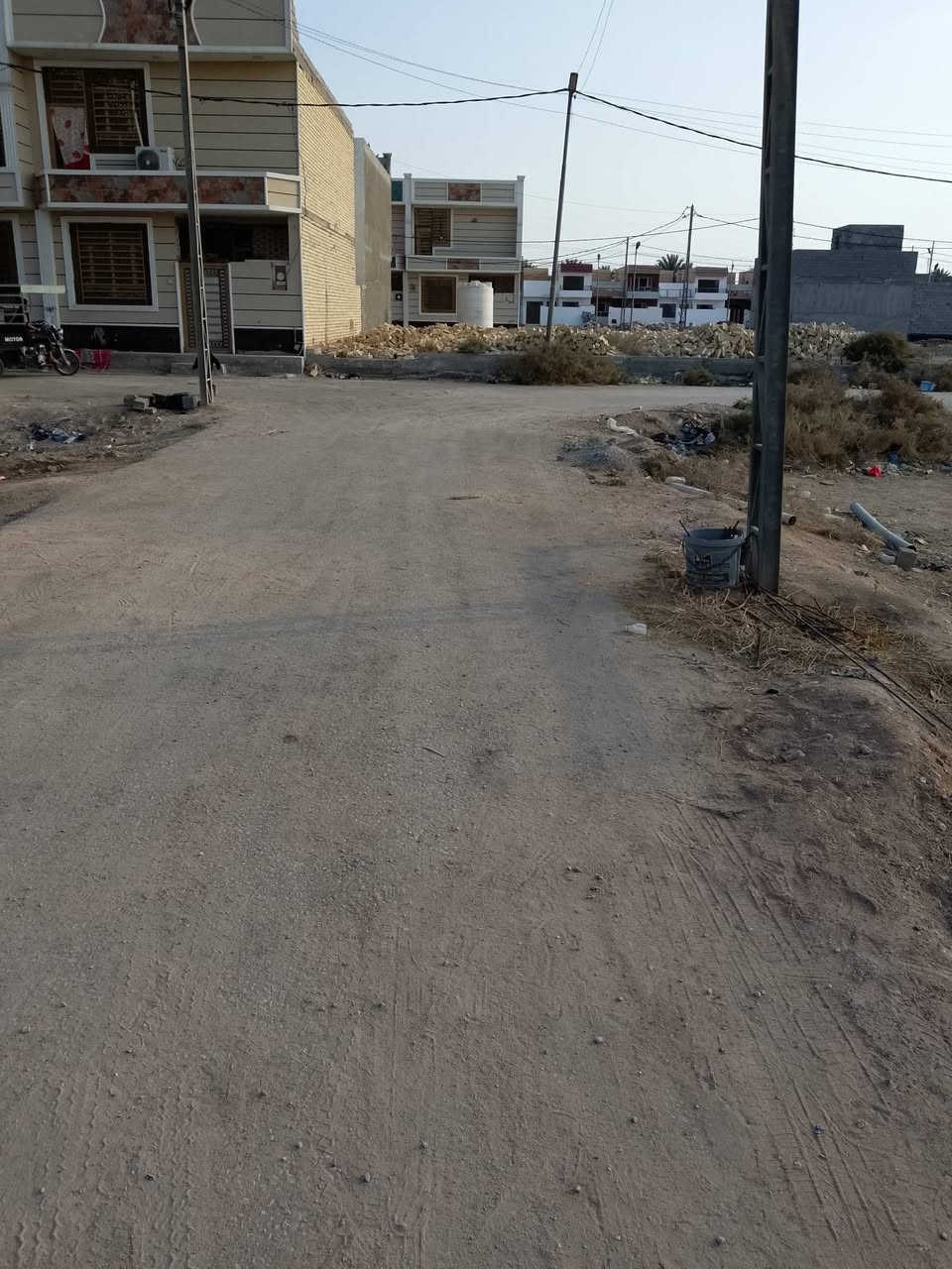 اسلام عليكم بيت مساحه ١٠٠ متر هيكل بنيان فول خريطه فول تفيد الي عنده عائله جبيره
خدمات كامله ماي مجاري كهرباء تبليط كله بلباب البيت يتكون 

اربع غرف /
استقبال / 
مطبخ / 
صاله واسعه كلش حلوه /
وباقي التفاصيل بلمنشور 
المكان كربلاء شارع الرابط مجمع انوار كربلاء 
قرب مطعم جار القمر 
لللاستفسار الاتصال عل الرقم ***********
