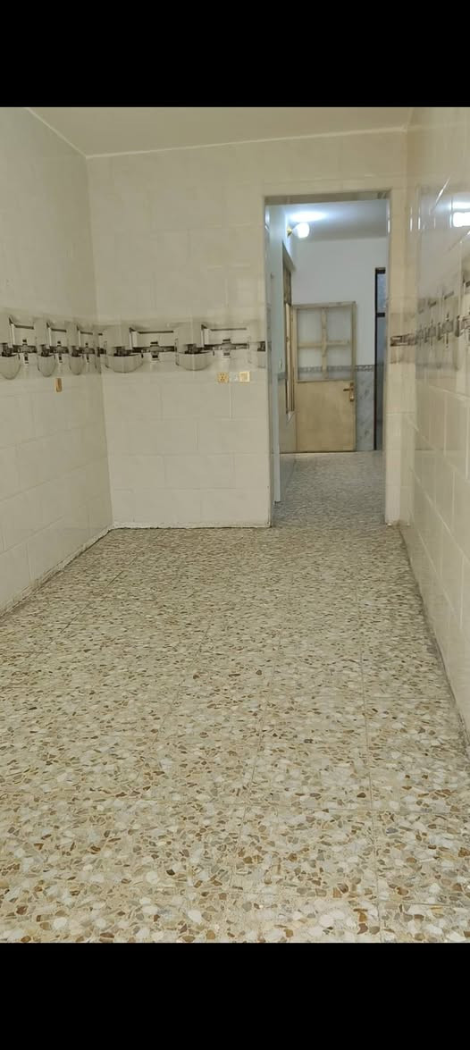 دار للبيع في رئاسة العبيدي في المربع الذهبي مساحه 125 متر طابق ونص يحتوي على مطبخ واستقبال وصاله وغرفتين وصحيات داخليه وخارجيه  للاستفسار الاتصال على الرقم ***********
