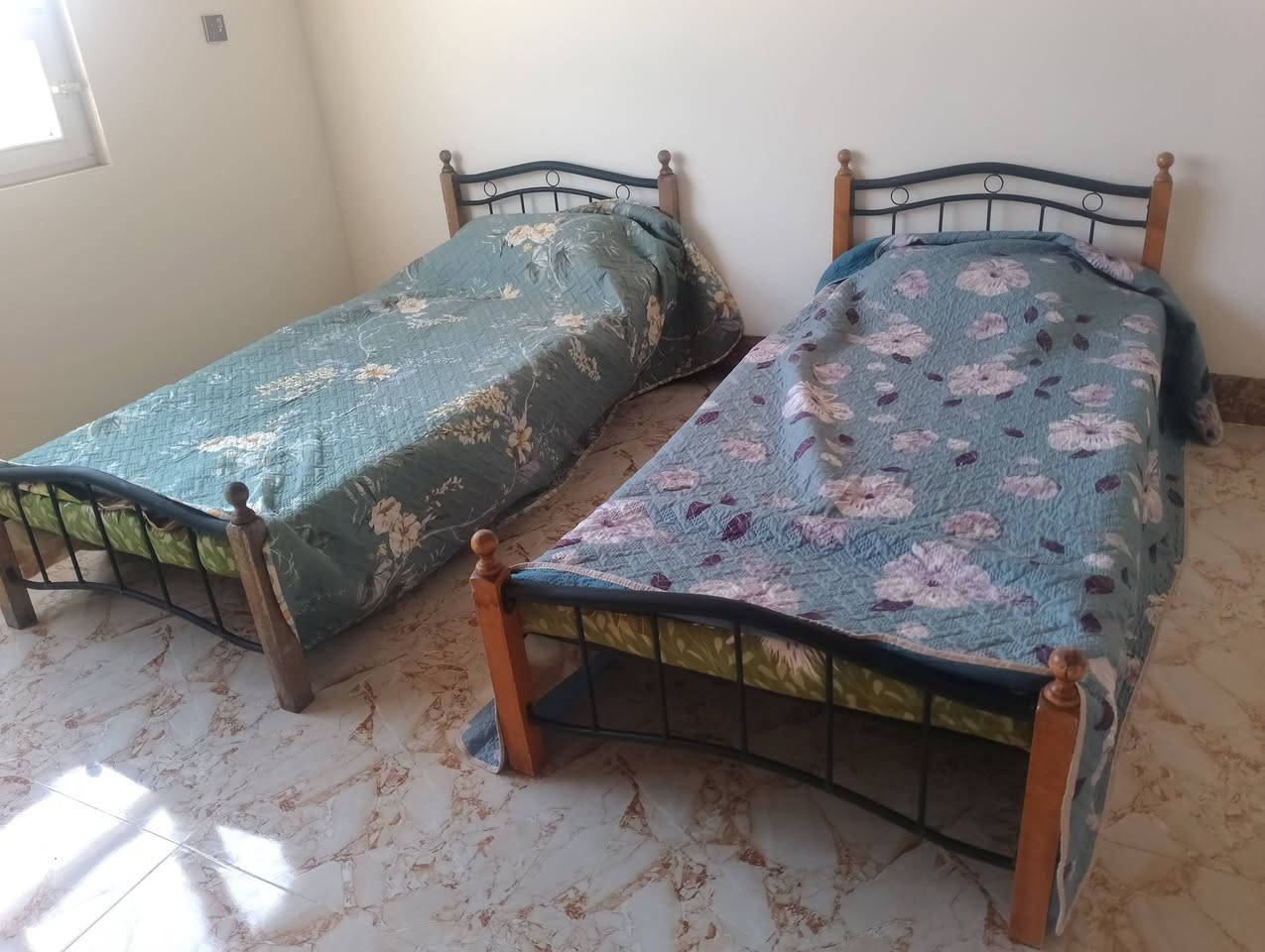 مرحبا عندي غراض للبيع
ميز تواليت خشب عراقي توصي مامستعمل 165الف
جرابي وياهم دواشك 60الف
مدفئه زيتيه شغال 25الف
فلتر شغال50الف 
*********** التواصل على الرقم
الأغراض بيهم مجال
