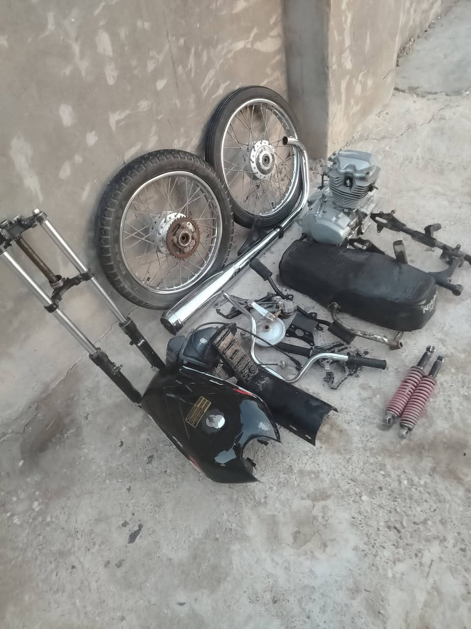 السلام عليكم شباب غراض للبيع ونظيفات وبيهن جدد ولي يريد منهن هم ابيع والشراي بيه خير ويدلل والاتصال على هذا الرقم ***********
