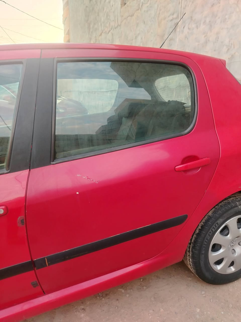 سياره بيجو صغيره للبيع موديل 2006.   307
السعر ٥٨ بيه مجال 
صبغ باب خلف السايق
الموقع: ديالى جديده الشط
اتصال ع رقم ***********
