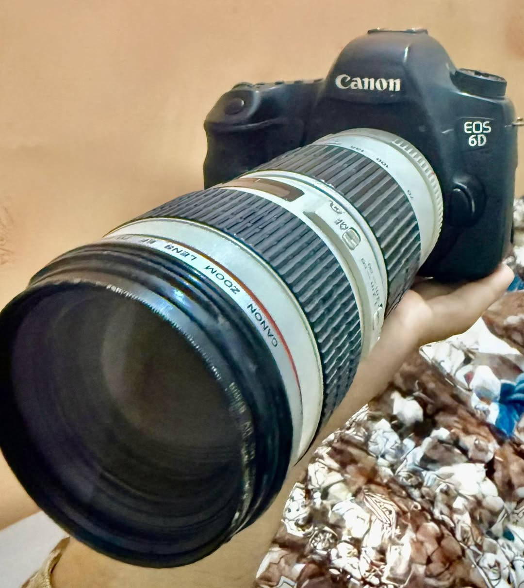 السلام عليكم كانون 6d مارك واحد للبيع
وياهة بلوجكتر 3 الوان
فلاش اصلي
العدسة 70-200 
مع ملحقات وبطاريه كاملة مكملة 
للتواصل***********
