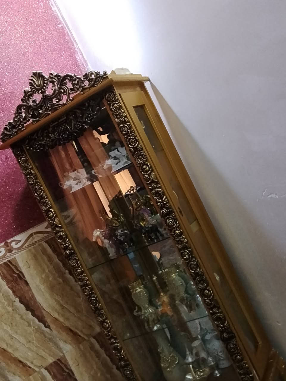 فاترينه لبيع هي وغراضه كلشي مابيه جديده ما مستعمله هي وغراضه والعنوان بغداد الشعله شارع الامين ام نجم يم اسواق المختار والرقم *********** وبي واتساب
