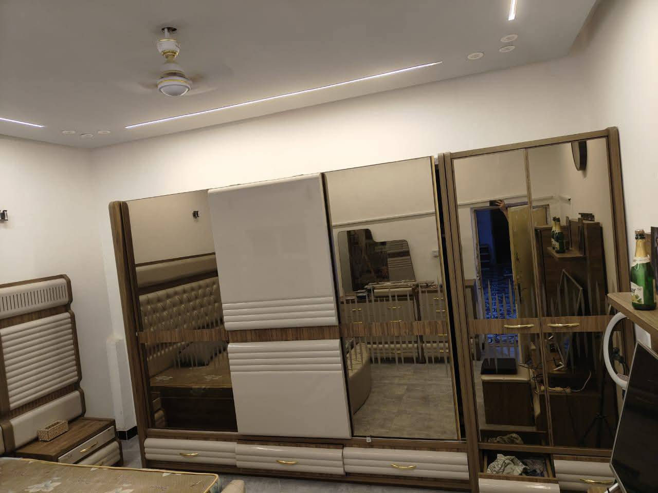 غرفه اللبيع جديده 11 قطعه اكبر حجم
السعر مليونين وبيه مجال بسيط ***********
