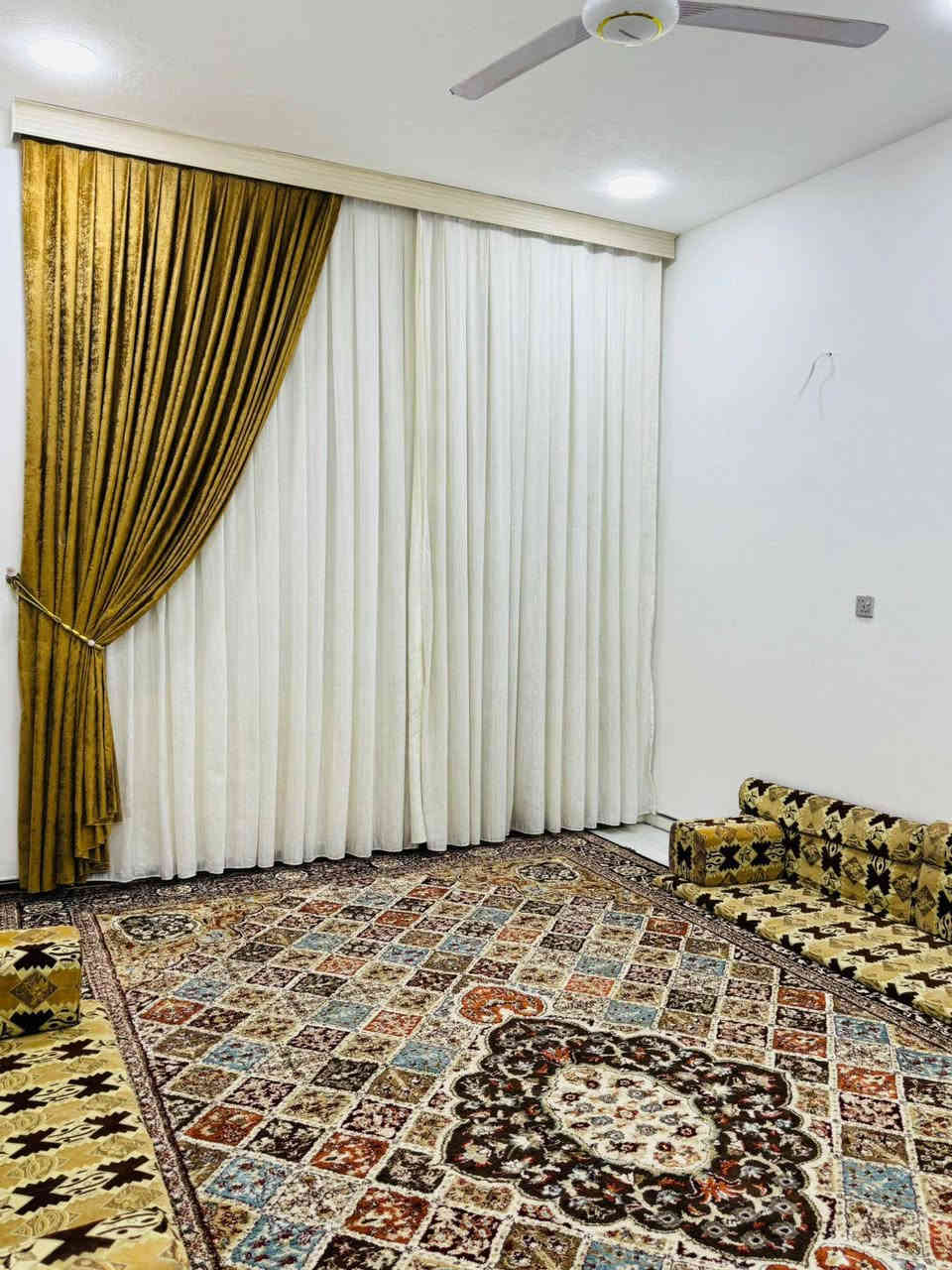 ياالله بيت للبيع مساحه ١٠٠متر طابق واحد
الشعله الدوانم شارع ابو الدهن بيت مرتب 
حيل الطابق الثاني عوزه دبل طابوك ويكمل 
للتواصل ***********واتساب
***********
