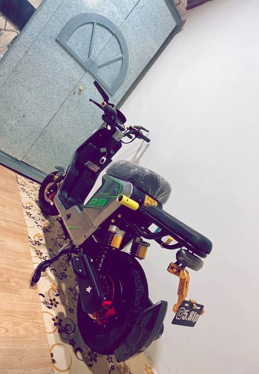 سلام عليكمR9 ونلي 2026الدراجه بحالة الوكاله ما ماشيه ما مستعمله هواي  5 باتري + شاحنتها الاصليه الدراجه عليها تعديلات من برا فقط + غراضها البلاد كلهن موجودات حتا المري موجودات الدراجه فحص وضمان ***********
