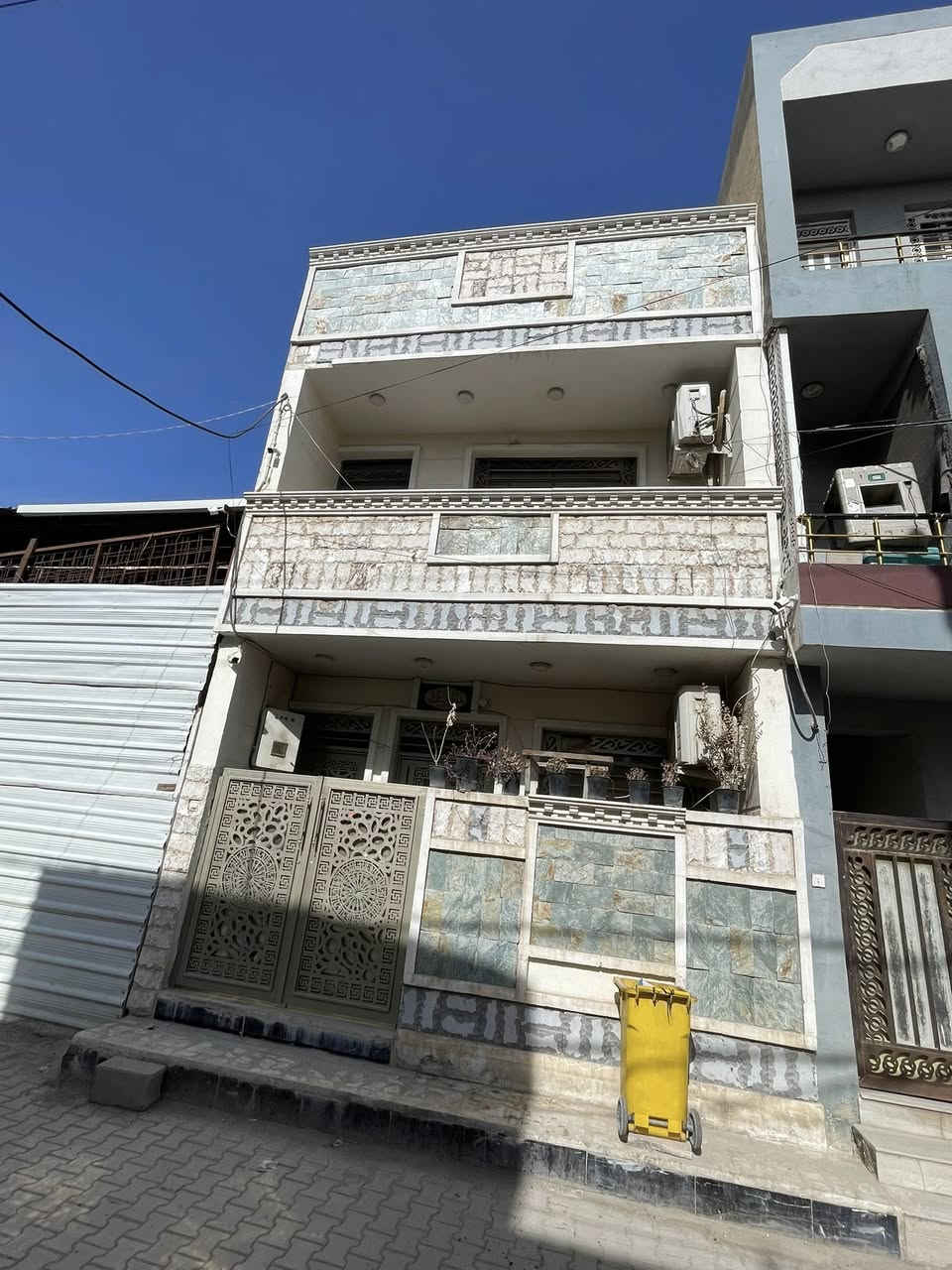 🏡 دار للبيع زراعي سند ٢٥ ملك صرف 

الموقع: سبع ابكار قرب البنزين خانة وتبعد عن  الشارع 30 متر
عرض الشارع / ٨  مقرنص 
الخدمات متوفرة (ماء -مجاري -كهرباء ) 

يحتوي على غرف عدد 4

📐 المساحة: 75 متر (الواجهة 5 × النزال 15) 
البناء: حديث 
الطابق الأول صالة ومطبخ وخدمات وعرفة نوم 

الطابق الثاني غرفتين نوم مع خدمات 

الطابق الثالث غرفة نوم وبيتونة وسطحين  
———————————————————————————

للأستفسار اكثر ‭٠٧٧٠ ٣٦٢ ٢٥٦٧‬ والتوفيق من الله
