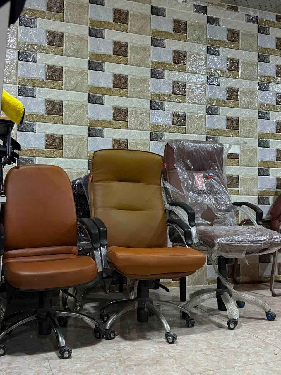 ۳ کورسی دەستی دوو یەک مۆدیل دانەیەکیان وەسەتە دانەیەکیان دەستی دووە دانەیەکیان لۆک ناو پاکەت 
بۆ داوا کردن دەتوانن نامە بنێرن یاخود سەردانمان بکەن 

ناونیشان :- سەروچاوە بەرامبەر مزگەوتی عەزرەتی ئیبراهیم
ژ.م ***********
