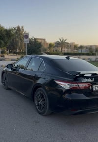 كامري موديل 19 xle ماشية 199 الف كيلو  بيها 3 قطع جاملغين وبنيد  شاصي ...