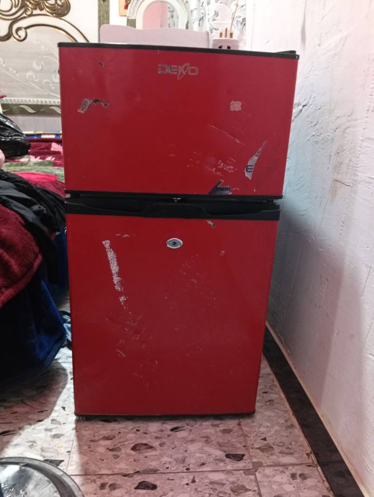 السلام عليكم ثلاجات اتنين البيض نظيف كلش والحمراء متوسطه تبريد فول اتنينهن البيضه 75 والحمره 50 بيهن مجال قليل *********** الناصريه مركز شارع العياده حي المالكي
