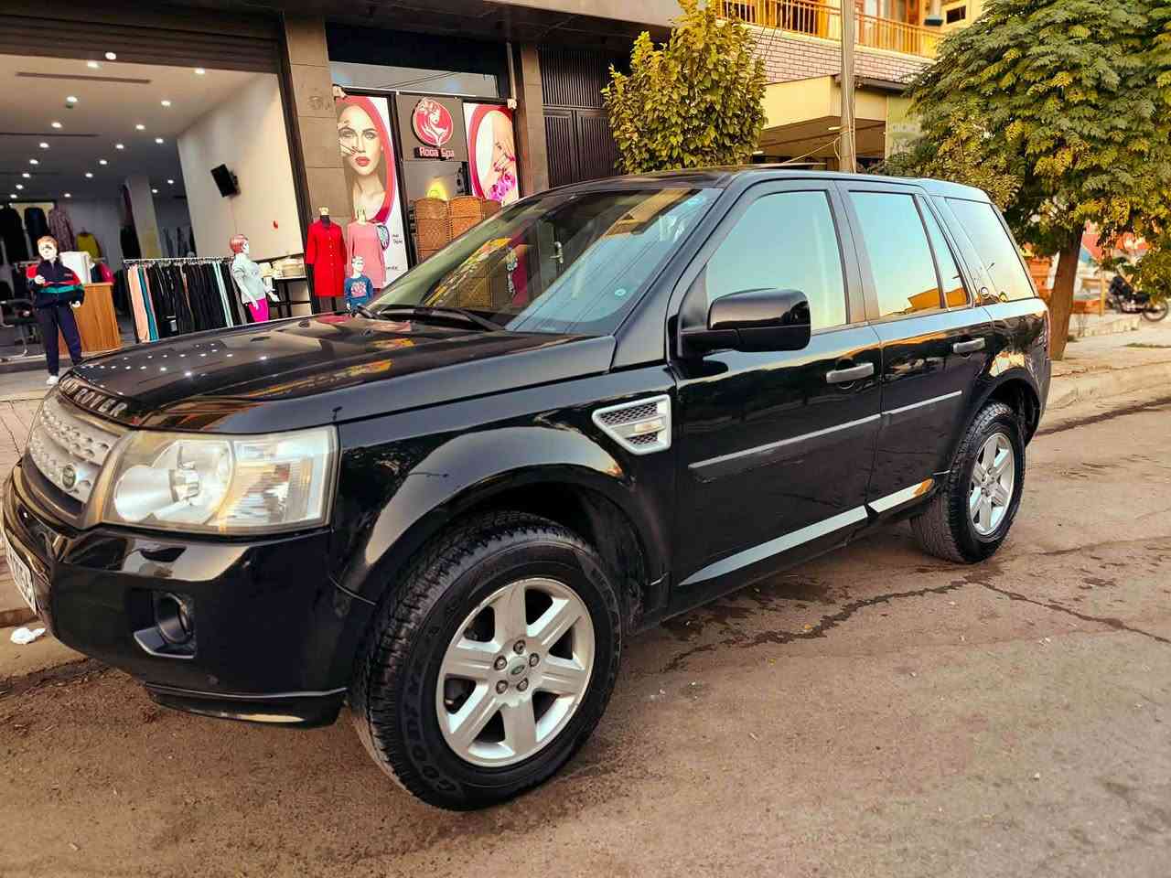 ***********
لاندرۆڤەر مۆدێل 2012
گێڕومەکینە بەشەرت کرانەوەو بوغاریشی نیە
مەکینە 20 زنجیری مەرغوبە 
لێدراوی هیچ پێوەنیە بۆیاغی نیە
دەبڵ ئاکسل و هەموو کارەبایاتی ئیشەکات 
هەموو گیانی لەسەر دەقی شەریکەیە
سەنەوی تا2028 مانگی دە تازەیە 
غه رامەو تحویل بەشەرت 
سعری 90 گەڵا
لە سلئمانئم لە راپەرین السليمانية, العراق
