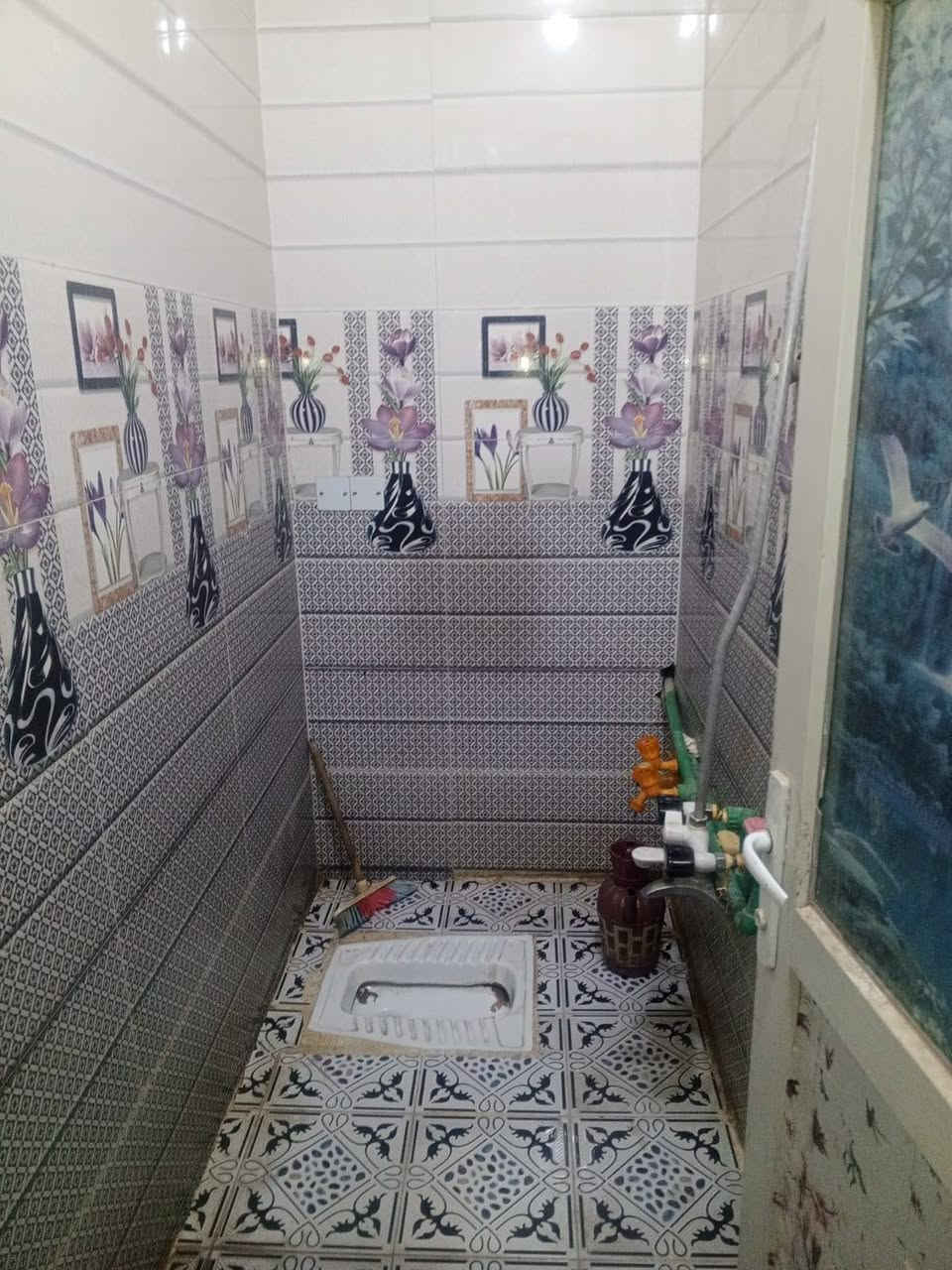 شقة مؤثثة للاجرا حي الشهداء
1درج خارجي 
2غرف عدد ثنين
3صاله كبيره 
4مطبخ 
5صحيات 
6ثلاجه
7مجمده
8جرابي
9تنور 
10طباخ
11كاونتر 
12غساله 
13فراشات 

الي عليكم تجيبون فقط ملابسكم و دلاليتي وبخدمتكم ***********
