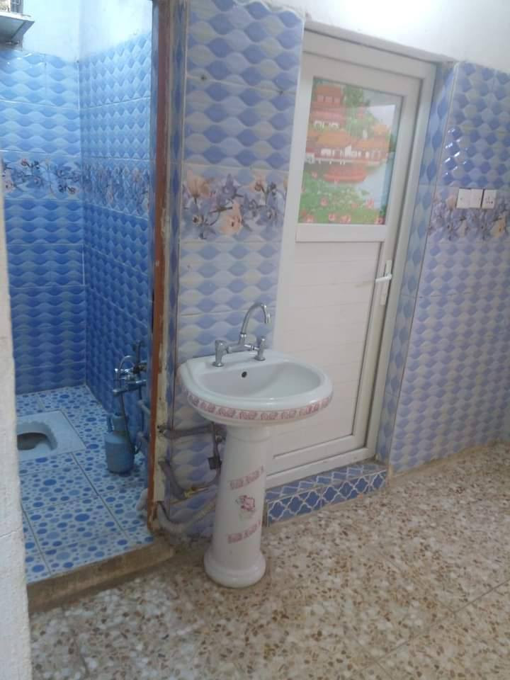 120م خلفي مطبخ وغرفه نوم وخدمات مع طرمه جانبيه كبيره   حي البساتين شارع ابو حسين المختار  للاتصال ***********
