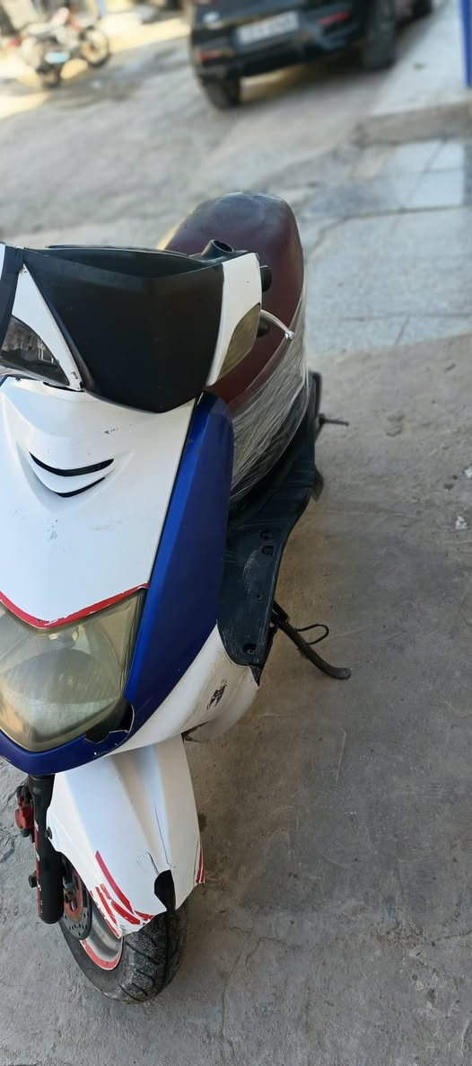 سلام عليكم البيع دراجه سكنس ١٤٠  كلهه شغاله نكره سلف نقصهه بس كفرات خلفيه السعر ٢٥٠ المكان البياع الشرطه الخامسه ***********
