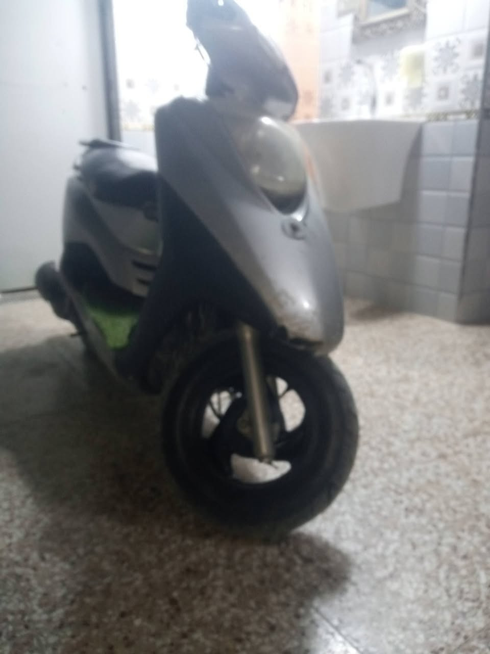 السلام عليكم دراجه بريز 
الدراجه نضيفه مبدل ولفات اصليه مال تفصيخ 
التايرات نضاف الكابريتر بلادي 
كفرات بلادي 
بريكات خلفي ومامي شفال
الدراجه عوزهه بس ستان تعليك وباتريهه ضعيف دير سلف بس الباتري ضعيف
الدراجه ناعمه تعال وفحص 
السعر 450وبيهه مجال لشراي 
مكاني الشعب 
الاستفسار ***********
