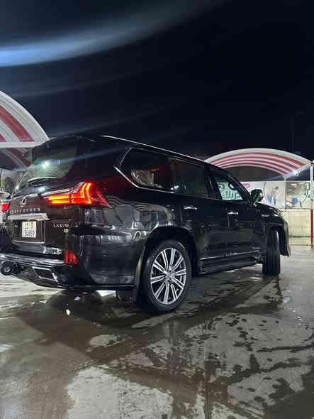 السلام عليكم لكزس 2017 بريمي داخل احمر ماشيه 82 الف السياره مكفوله من الصبغ رقم بغداد بأسمي تحويل ثاني يوم السياره مرتبه وجاهزه ونضيفه معروفه موصفات الكزس سعره 635 وبيه مجال تواصل ***********
