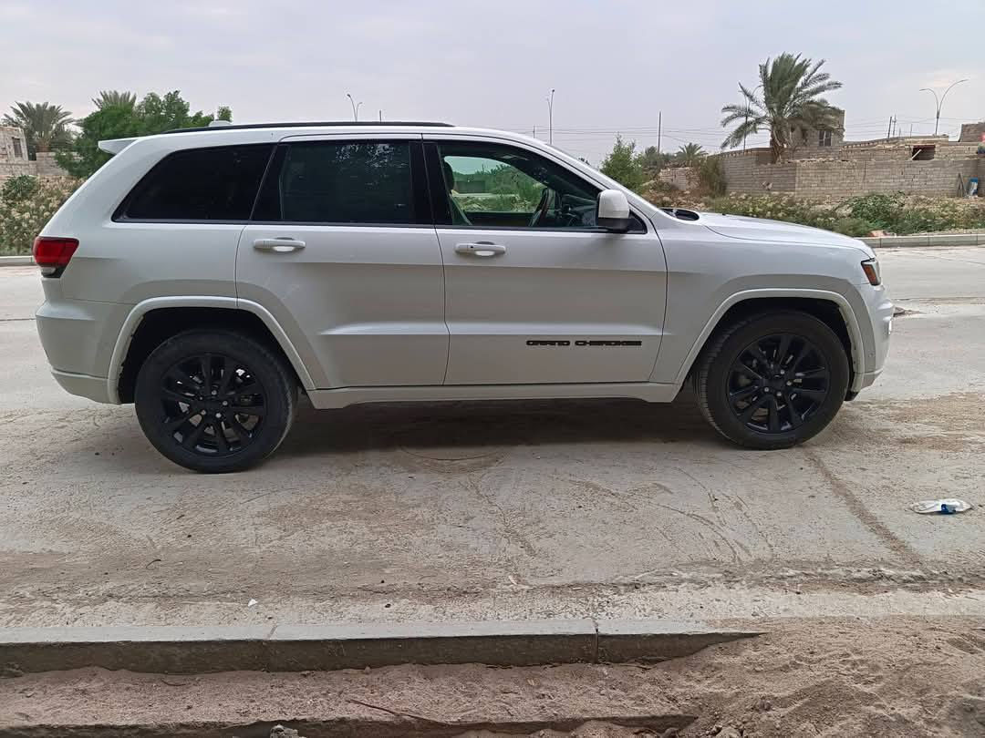 اللبيع او المراوس 
جيب كراند شيروكي موديل 2018
 ماشية 60الف ميل وارد امريكي حادث  جاملغ وبنيد       رقم بغداد بأسمي 
المواصفات
دواخل بيجي صاج عسلي 
الكاميرا الخلفية
صندوق كهربائي شفط
كاميرا 360 درجة دواره 
مستشعر وقوف
تدفئة
تبريد
فتحة سقف
بصمة
حساس المطر
شاشة كبيره 
نظام المفتاح الذكي
التحكم التلقائي في درجة الحرارة
نظام بدء التشغيل
نظام طوارئ
8 وسائد هوائية
مانع الانزلاق
إنارة محيطية
أبل كاربلاي
التشغيل عن بعد
4x4 
ويل اطارات حجم 20 
أوتو بارك
إنارة محيطية 
كشافات ضباب
وضعيات القيادة
التحكم الإلكتروني في الثبات
تحذير من الاصطدام خلفي امامي 
مرآة جانبية تدفئة
مثبت سرعة 
تحكم التكييف التلقائي
حساسات ضغط الإطارات
وضع التحكم في الستيرنك
بعد بيها مواصفات 
السعر 215 وبيها مجال 
عنوان ذي قار  
اللستفسار ‪***********‬
