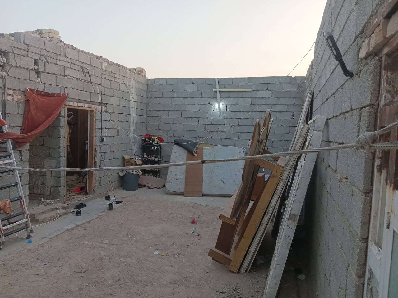 شباب بيت هيكل بناء ع النص 150 متر عنوان النجف شارع الاكاديميه قرب المدرسه سعر 19 مليون وبي مجال 
رقم ***********
