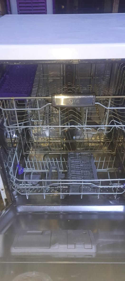 السلام عليكم متاح غساله صحون ال جي نضافته ٩٥%سعره ٢٥٠ بيه مجال قليل ***********
