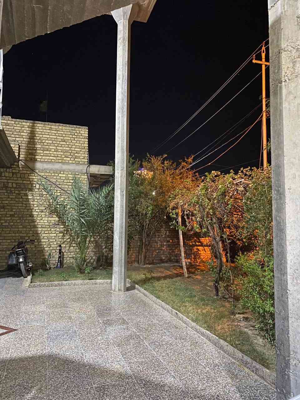 دار لبيع يتكون البيت الطابق الاول غرفتين وستقبال ومطبخ  وطابق الثاني 4غرف وحمام
واجهت البيت 14متر المساحة 296 موقع البيت دبيه شارع أربعين  ***********
