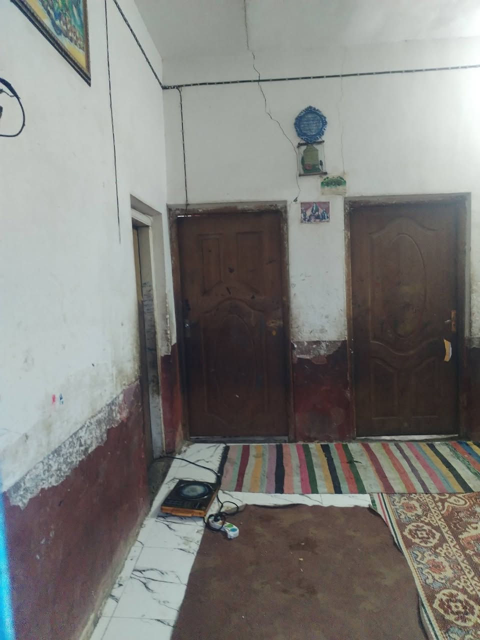 سلام عليكم بيت للبيع مساحتها 300 بي 4غرف نوم صاله واستقبال اطوله 11 قرب شارع بيت واحد عن شارع 30 رقم تلفون ***********
