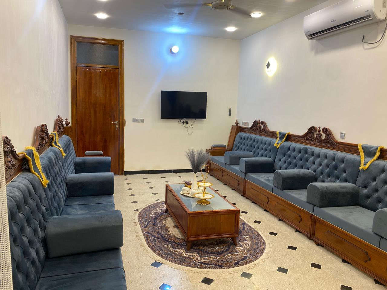 السلام عليكم شباب بيت للبيع المساحة 300 متر 180بناء 120 حديقة  طابو زراعي قرار 25 البيت. مع الاثاث منطقة الكرغولية جسر ديالى الجديد الاتصال ***********
