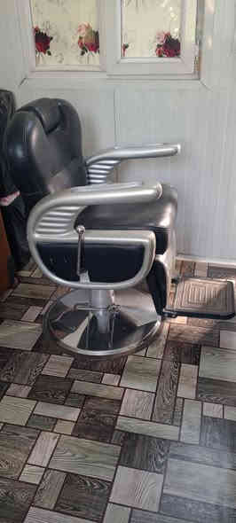 للبيع كرسي حلاقه+ميز تواليت عدد (٢) استعمال قليل للتواصل الاتصال على هذا الرقم/***********
