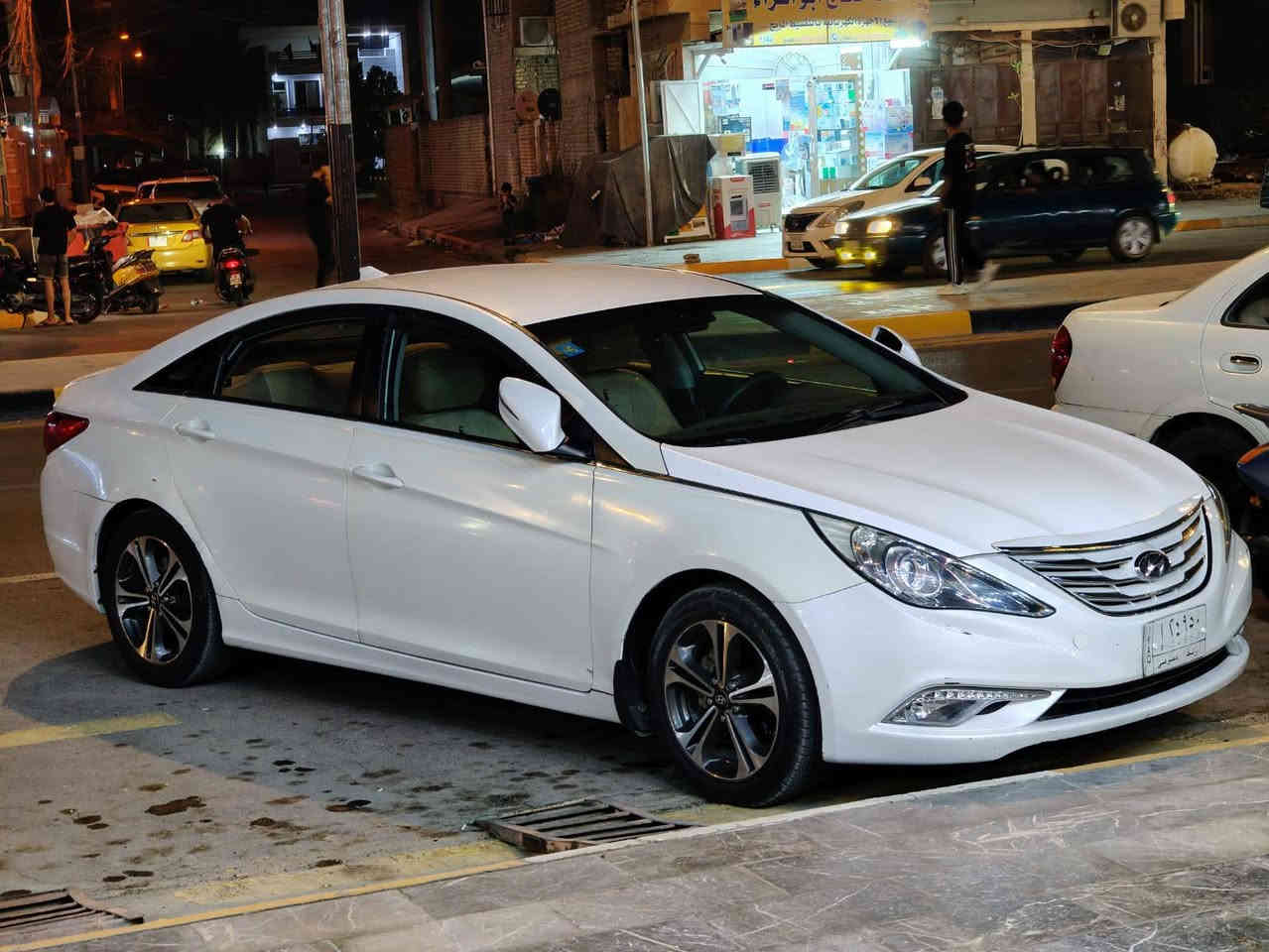 السلام عليكم
( للبيع او المراوس حسب القناعه ) 
هونداي سوناتا 
موديل 2015 
محرك 2400 دوش
لون ابيض 
- شفتات ستيرن 
- تحكم ستيرن 
- مري شفط
- كشنات كهربائي  
- اشاير بالمري 
- تبريد قطعتين 
السعر : 115 قابل للتفاوض 
العنوان : واسط الكوت 
للاستفسار اكثر اتصل بالرقم . 
***********
