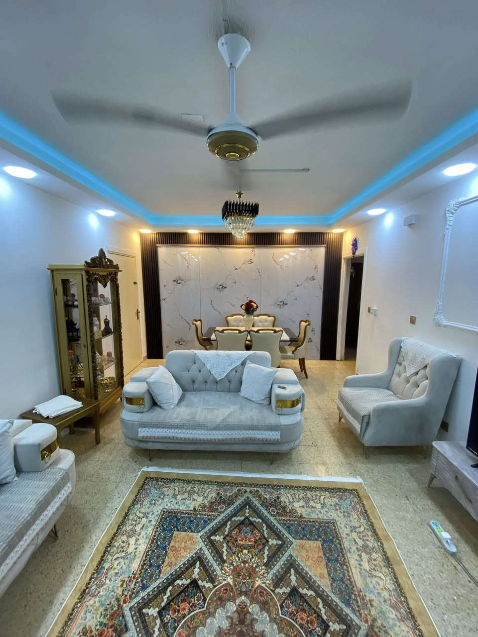 شقة طابق ارضي في المحمودية مجمع القادسية للبيع شقة واقع حال غرفتين نوم وصالةومطبخ حار ومطبخ بارد وحديقة شقة نضيفة جدا درجة اولى مثل ما موضح بل صور السعر 55 وبيها مجال قابل لتفاوض 
الاستفسار خاص 
*********** واتساب او اتصال 
ماسنجر هم متوفر
