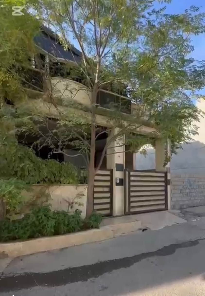 خانووى  150 متر دوو قات و ژئر زه مين
پئك دئت له : ژئر زه مين ، ژوورئكى گه وره و هول ، 
                       حمام و مرافق ، شوئنى مطبخ
طابقى يه كه م : ژورئكى گه وره و مطبخ و حمام و
                           مرافق .
طابقئ دووئ : 3 ژورى نووستن و به له كون و
                         حمامات . به يتونه .
ده كه وئته: هه ولئر ، به حركه ، مجمع مزوري ، 
        فه رعئ ره وزئ ، سئيه م خاني له 20 ى مجمع 
خانووئكى تا بلئى خاوين و جوانه نزيك مه دره سه و ره وزه و بازاره مالى دؤسته .

سعرى :                  950 ورق و مجال
په يوه ندى :          ***********

بيت          150 متر طابقين و طابق تحت الارض
يتكون من : طابق تحت الأرض ، غرف كبير وهول 
                   و حمامات.
طابق الأول : غرفه كبيره و مطبخ و حمامات 
طابق الثاني: 3 غرف نوم و حمامات و بيتونه 
بيت نظيف و مكان راقي قريب للمدرسه و روضة 
       الأطفال و السوق .

سعر.                950 ورق و مجال
للاتصال.           *********** أربيل, العراق
