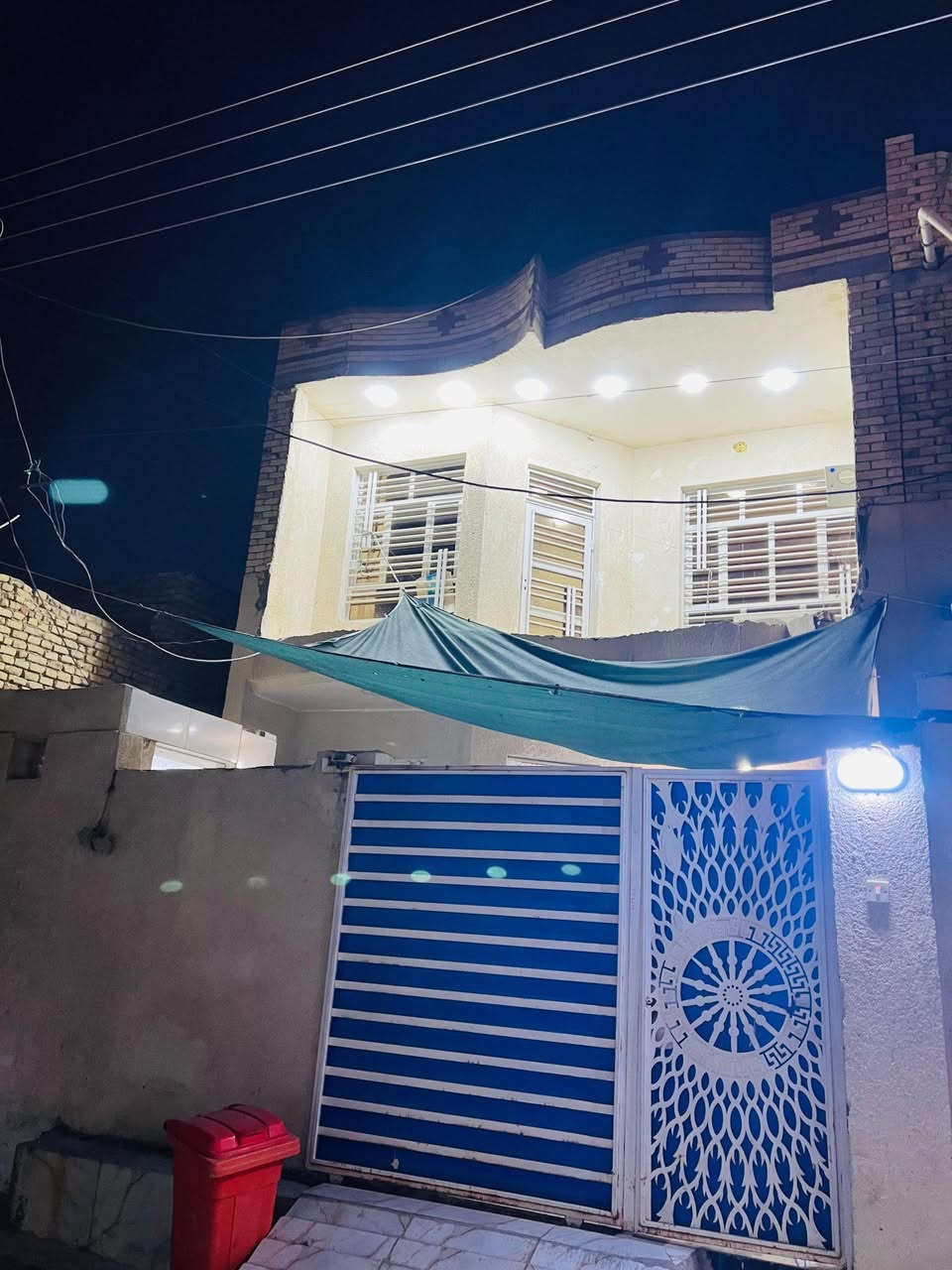 سلام عليكم بيت للبيع المساحه 130 حي شهداء قرب جسر الزهور الخدمي طابقين غرفتين وحمام كامل مطلوب اسكان 43الاستفسار ***********
