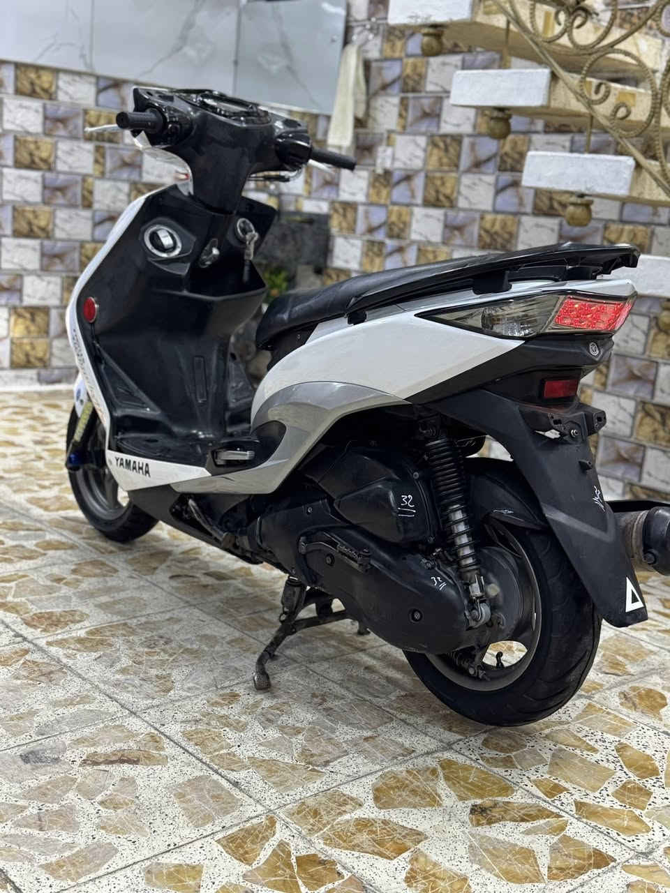 للبيع دراجه سكنس لد حديث نوزل خطين ستان كهرباىي  قبق نفخ شلعه معدل خير من الله دراجه تتعب تكول جديده مال بيت مكينه ممفتوحه كفرات اصليه شلعه معدل خير من الله مكان بغداد الكرخ السعر مليون و150 وبيهه مجال والاستفسار الاتصال ***********
