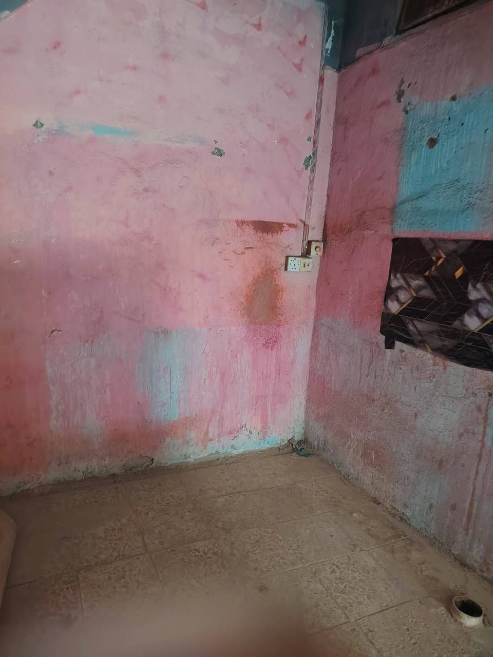 بيت للبيع المساحه 50م غرفه النوم وصاله ومطبخ وصحيات قرب شارع 20نجف الاشرف حي الرحمه مراجعة مكتب الخزعلي للعقار ***********
