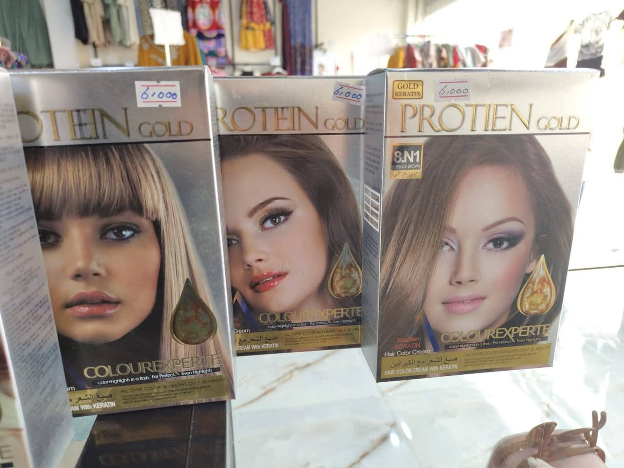 صبغه Protein Gold صبغة شعر دائم مدعم بلكيراتين البرايزيلي 
1- يتميز بتركيبه غنيه بلكيراتين يقوي الشعر ويحميه  ماا يمنع تلف الشعر
2- ثبات طويل الامد  بمعنى ان الصبغه تدوم لفتره طويله
3- يمنح الشعر لمعان ونعومه ومرونه  
4- خالي من اي مواد كيميائيه قد تسبب تساقط او تلف في الشعر 
السعر 6٫000 دينار عراقي 
العنوان #كربلاء #طويريج ام الهوى الجديده -داخل فرع المنتزه بجانب اسواق VIP
•يتوفر توصيل محافضات 
واتساب ***********
