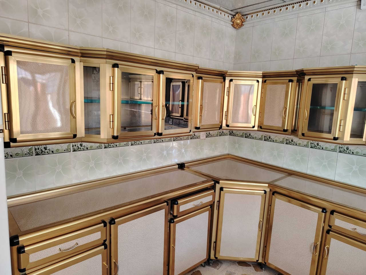 كاونترات المنيوم ثقيل  مستخدم نضيف جدا المكان موصل الجانب الايسر الاستفسار اتصال على الرقم ***********
